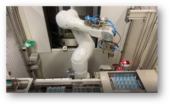 Roboter Produktionsbearbeitung von Einzelteilen